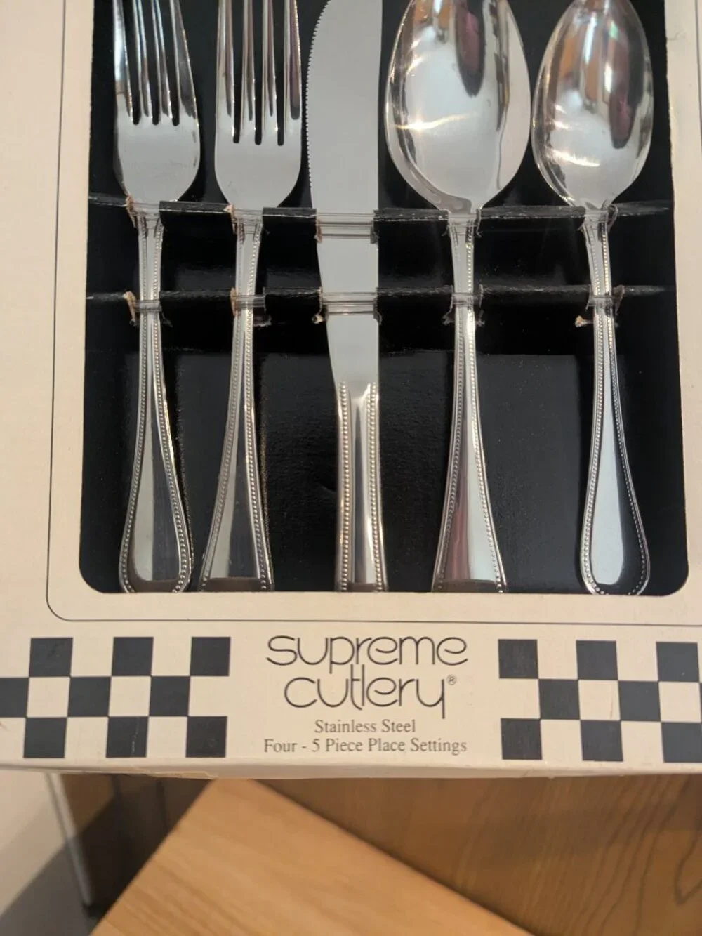 New 20 Piece International Silver Co Stainless Flatware Cutlery Set VTG Serves 4